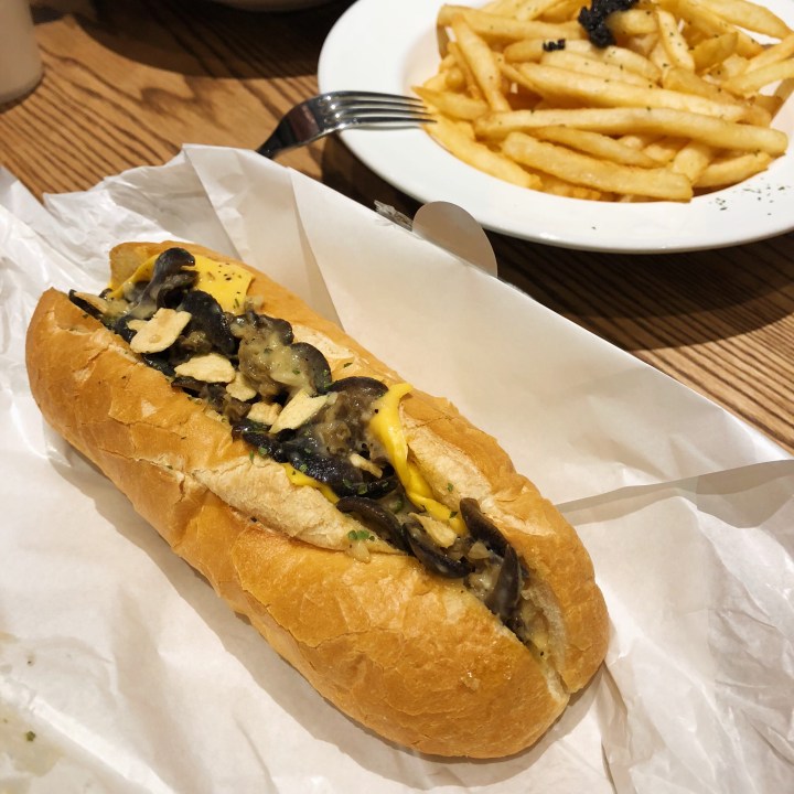 Coppii Lumii 冉冉生活 經典奶油短法堡-香草蒜片田螺 Short Baguette Sandwich - River Snails (escargot) with Crispy Garlic