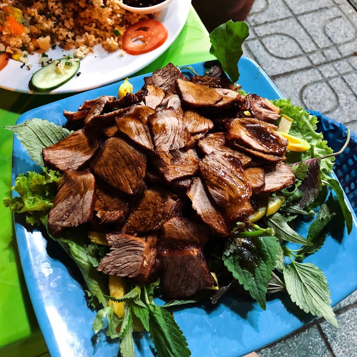 Cậu Ba Quán Ba rọi nướng salad trái cây